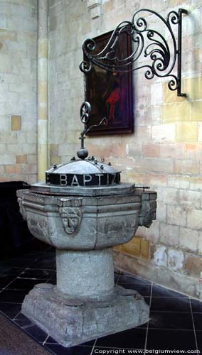 Sint-Pieterskerk KORTESSEM foto De hardstenen doopvont heeft een romaans voetstuk dat dateert uit de 13de eeuw.  De kuip zelf is vervaardigd in de 15de eeuw en vertoont eerder gotische kenmerken.