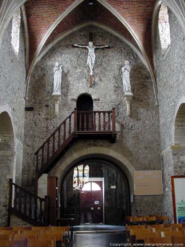 Sint-Pieterskerk KORTESSEM / BELGI In de tweede helft van de 12de eeuw werd de toren als vestigingstoren voltooid.  Deze vestingstoren stond oorspronkelijk los van de kerk.