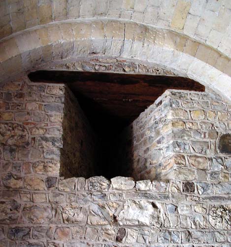 Sint-Pieterskerk KORTESSEM / BELGI Bij het binnentreden via de poort in de westertoren (toegangsdeur van eind 19de eeuw), zien wij links en rechts twee schietgaten. Deze schietgaten waren de enige in het gelijkvloers van de vestigingstoren die oorspronkelijk los van de kerk stond. 