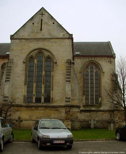 Sint-Pieterskerk KORTESSEM foto Het rechthoekige koor dateert  van rond 1270 en is vroeg-gotisch van stijl met romaanse invloeden, uitgevoerd in mergelsteen. De drielichtvensters werden voorzien van archivolten.