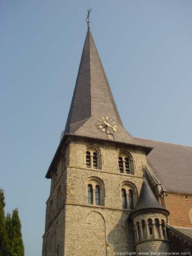 Sint-Genovevakerk (Zepperen) SINT-TRUIDEN foto Romaanse toren met neoromaans traptorentje.