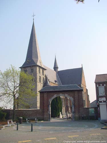 Sint-Genovevakerk (Zepperen) SINT-TRUIDEN foto Overzicht met toegangspoort tot het kerkhof. Dit geheel is beschermd.