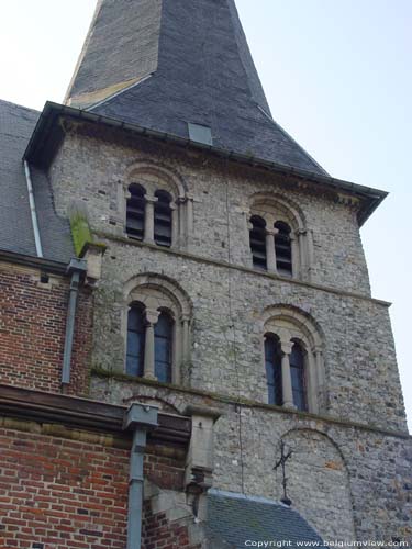 Sint-Genovevakerk (Zepperen) SINT-TRUIDEN / BELGI Detail van de romaanse toren met rondboogvensters met deelzuiltjes.