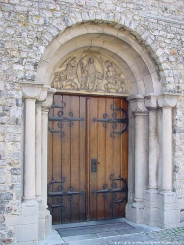 Sint-Genovevakerk (Zepperen) SINT-TRUIDEN foto Neoromaans portaal met tympaan.