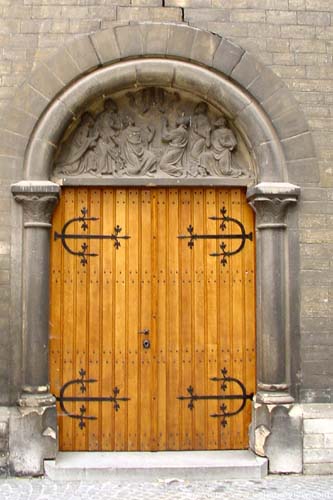 Sint-Maartenskerk SINT-TRUIDEN foto Neoromaans portaal met tympaan en rondboog.