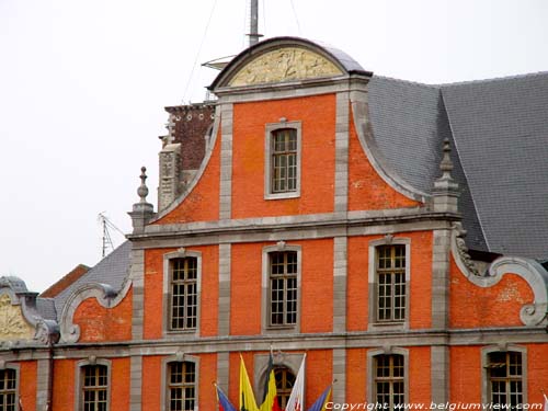 Stadhuis SINT-TRUIDEN foto In 1934 werden de gevels van dit stadhuis drastisch aangepast door Willem Govaerts. De plijster werd weggehaald zodat de baksteen zichtbaar werd, en er werden lijsten van mergelsteen aangebracht.