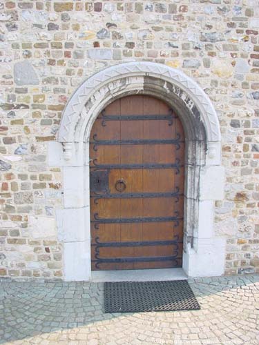 Sint-Martinuskerk (te Berg) TONGEREN / BELGI Origineel Romaans portaal in de noorderbeuk.
