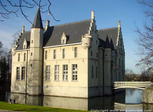 Kasteel Cortewalle BEVEREN / BELGI Overzicht met brug