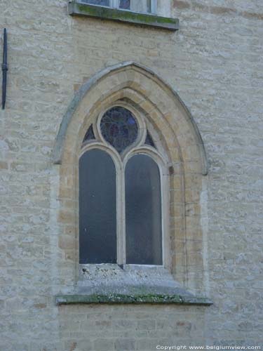 Kasteel Cortewalle BEVEREN foto Detail afwijkend gotisch raam in voorgevel