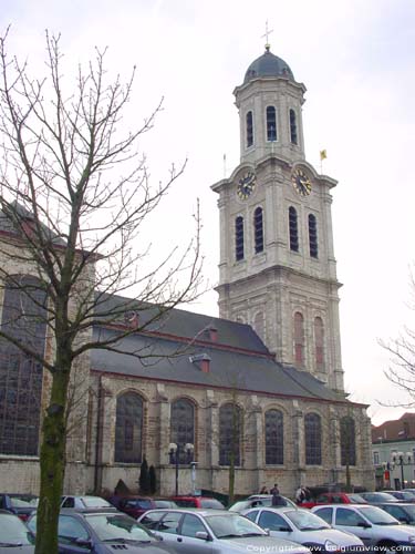Sint-Laurentiuskerk LOKEREN foto Zijaanzicht toren