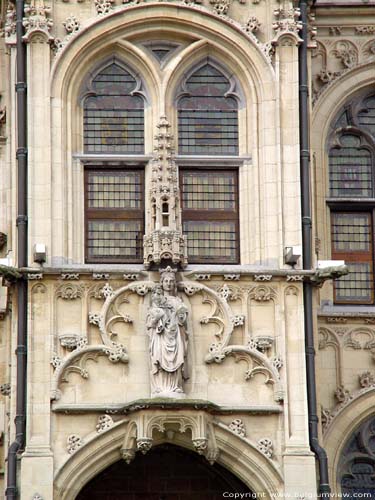 Stadhuis OUDENAARDE / BELGI De gevel draagt ook een aantal beelden onder een rijkelijk versierde baldakijn.