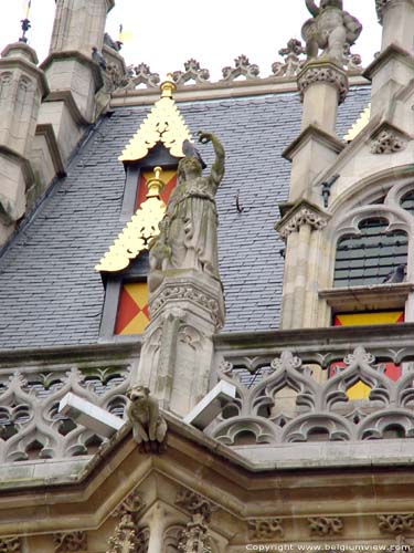 Stadhuis OUDENAARDE foto De gevel wordt gekroond door een opengewerkte borstwering, die bij de uitstulpingen beelden en waterspuwers draagt.