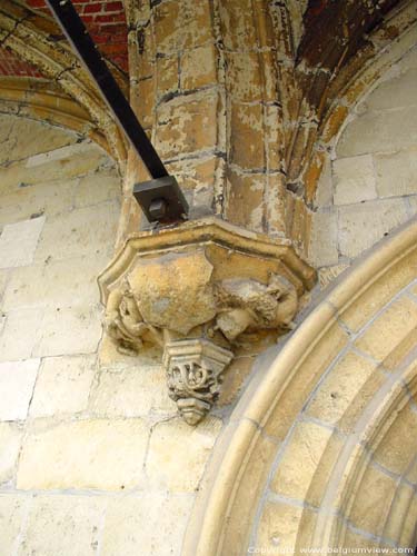 Stadhuis OUDENAARDE foto Gedecoreerde kraagstenen steunen het kruisribgewelf