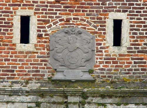 Grote boerderij JODOIGNE in GELDENAKEN / BELGI Detail schild