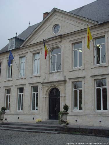 Stadhuis JODOIGNE in GELDENAKEN / BELGI Detail inkom