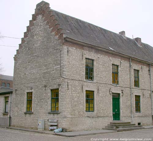 Slijkhoeve (vroeger huis van familie Escaille) JODOIGNE / GELDENAKEN foto Overzicht voorgevel en zijgevel