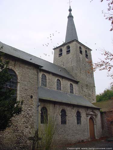 Saint-Barthlemy parochiekerk van Ztrud-Lumay JODOIGNE in GELDENAKEN / BELGI Overzicht noordgevel