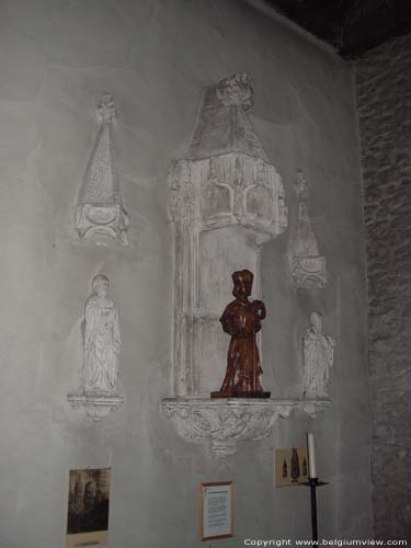 Allerheiligenkerk te Blaton BLATON in BERNISSART / BELGI De gotische nissen uit 1490 die dienst deden als ciborium.