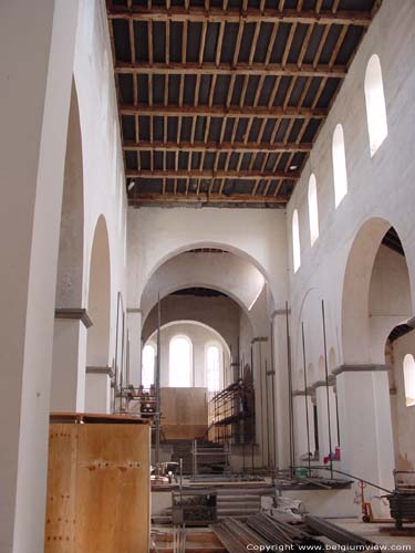 Saint-Ursmer LOBBES foto Zicht op het indrukwekkende romaanse schip (jammer genoeg tijdens de restauratiewerken.