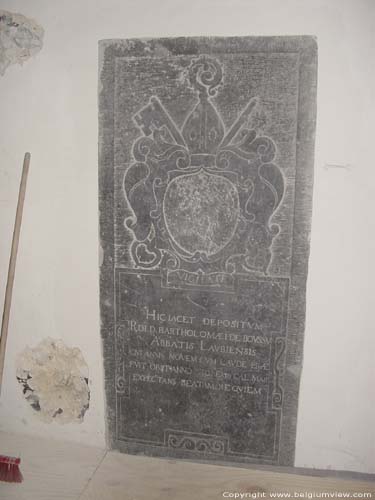 Saint-Ursmer LOBBES foto Grafsteen in de crypte