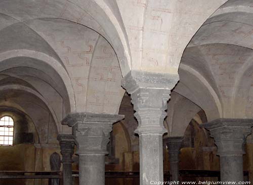 Saint-Ursmer LOBBES foto De crypte met een bos aan zuilen