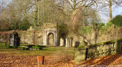 Kasteelrune van Morlanwelz-Mariemont MORLANWELZ / BELGI Het hoefijzer (vroegere toegang naar het kasteel)