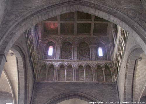 Sint-Kwinten TOURNAI / DOORNIK foto De toren, met daarin een dubbel triforium, dateert uit de 13e eeuw