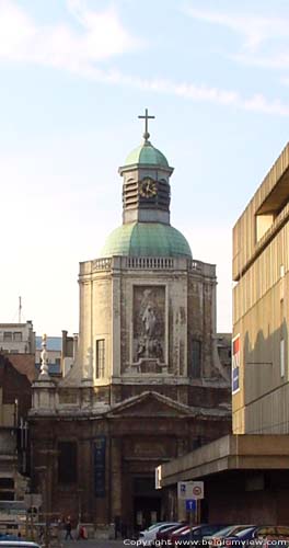 Onze-Lieve-Vrouw ter Finistere (Finisterraekerk) BRUSSEL-STAD in BRUSSEL / BELGI Het onderste gedeelte van de voorgevel is een mix tussen barok en classicisme.  Het bovenste gedeelte van de voorgevel en de neoclassicistische lantaarn dateren uit 1828. 