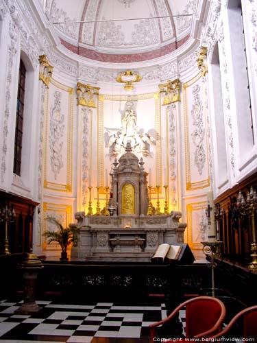 Onze-Lieve-Vrouw ter Finistere (Finisterraekerk) BRUSSEL-STAD in BRUSSEL / BELGI Het interieur ademt barok uit, zowel het stucwerk als het houtsnijwerk.