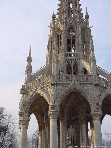 Monument voor Leopold I LAKEN in BRUSSEL / BELGI In het centrum Koning Leopold I. Daarrond een zuilengalerij met knopkapitelen. Rondgang onder de luchtbogen. 