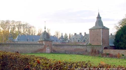 Kasteel van Jodoigne-Souveraine JODOIGNE in GELDENAKEN / BELGI Omwalling en poort