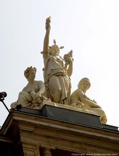 Handelspand BRUSSEL-STAD in BRUSSEL / BELGI Beeldengroep waarin je Miss Liberty herkent.