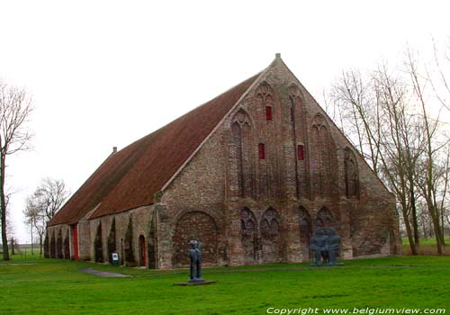 Ter Doest abdijschuur (te Lissewege) ZEEBRUGGE in BRUGGE / BELGIË Overzicht van de gotische schuur van de CisterciÃ«nzers.