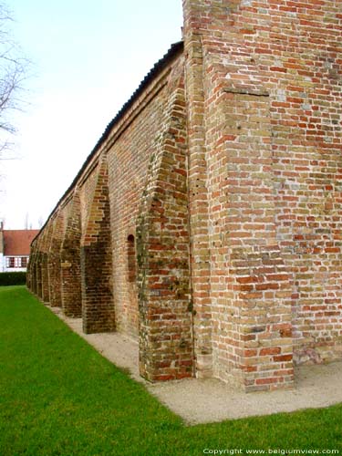 Ter Doest abdijschuur (te Lissewege) ZEEBRUGGE / BRUGGE foto Lage gevels met steunberen.