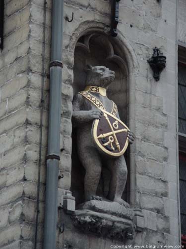 Poortersloge BRUGGE / BELGIË Brug Beertje met wapenschild van de ridderlijke steekspelvereniging 'De Witte Beer'