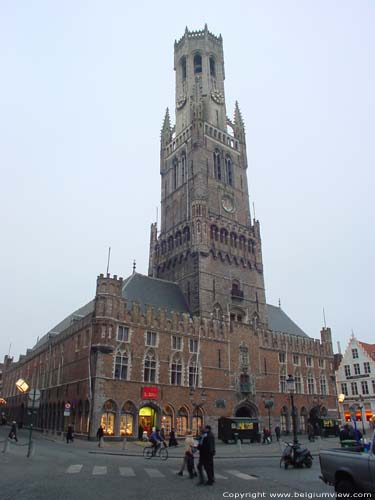 Belfort van Brugge en hallen (halletoren) BRUGGE / BELGI Zijaanzicht