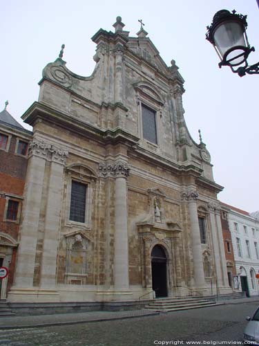 Sint-Walburgakerk BRUGGE foto Overzicht voorgevel