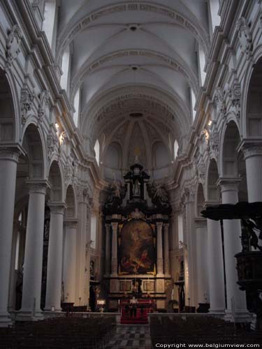 Sint-Walburgakerk BRUGGE / BELGI Middenschip