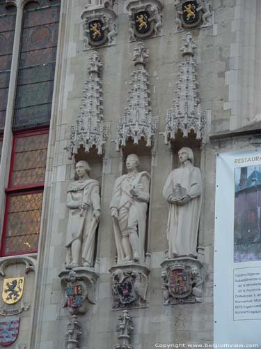 Stadhuis BRUGGE / BELGI Op de gevel bevinden zich beelden van bijbelse en historische (graven en gravinnen van Vlaanderen) figuren, onder versierde baldakijnen