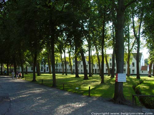 Begijnhof Ten Wijngaerde BRUGGE foto Binnenplein