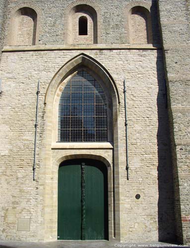 Sint-Salvatorskathedraal BRUGGE / BELGI De inkom in de vroeggotische torenromp.