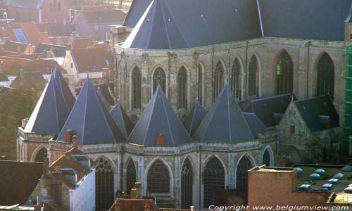 Sint-Salvatorskathedraal BRUGGE / BELGI Zicht op de straalkapellen, vanuit het Belfort