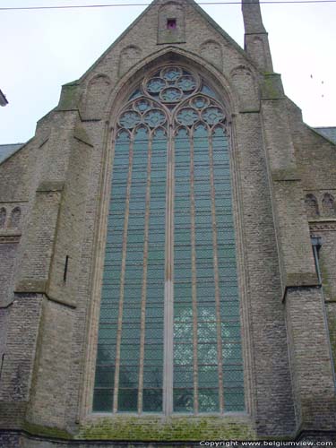 Sint-Niklaaskerk DIKSMUIDE foto Spitsboogvenster in transept