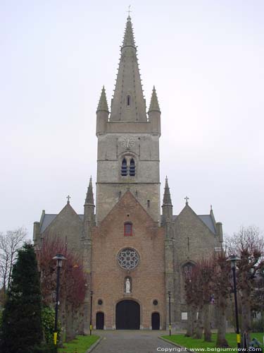 Onze-Lieve-Vrouw-Tenhemelopnemingskerk GISTEL foto Overzicht westertoren