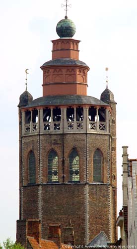 Jeruzalemkerk BRUGGE foto Toren met bovenaan de bol die de wereld symboliseert.