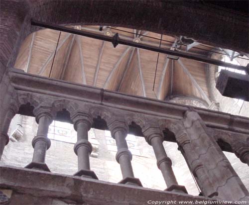 Jeruzalemkerk BRUGGE foto Opgenwerkte afscheiding van het koor, met kruisgewelven van de toren