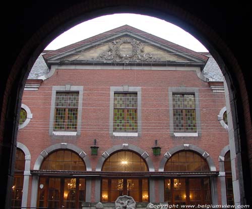 Ecole d'Hotellerie et de Tourisme LIEGE 1 in LUIK / BELGI Binnenkoer