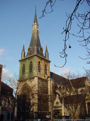 Sint-Pauluskathedraal LIEGE 1 / LUIK foto Overzicht westertoren werd gebouwd tussen het einde van de 14e eeuw en 1425. De bekroning van de toren met de vier zijspitsen en de grote torenspits stammen uit het begin van de 19e eeuw