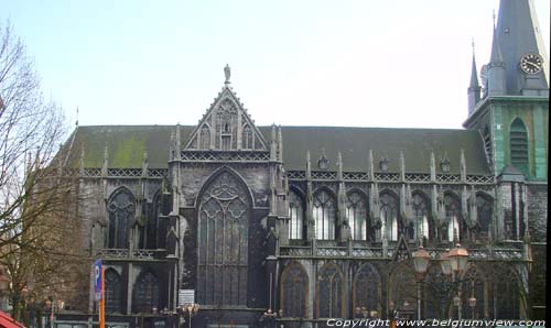 Sint-Pauluskathedraal LIEGE 1 / LUIK foto Zijaanzicht noordergevel met zicht op het schip en transept gebouwd tussen 1230 en 1289 in vroeggotische stijl.