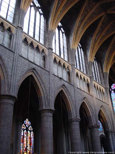 Sint-Pauluskathedraal LIEGE 1 in LUIK / BELGI Zicht op de hoge arcade met daarboven het triforium en de hoge lichtbeuk.